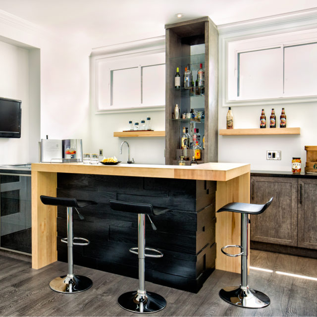 https://www.cuisiconcept.ca/wp-content/uploads/2018/01/Meuble-sur-mesure-bar-sous-sol-Cuisiconcept-640x640.jpg