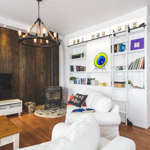 https://www.cuisiconcept.ca/wp-content/uploads/2018/01/mobilier-sur-mesure-en-merisier-laqué-blanc-pur-échelle-sur-mesure-bibliotheque-Cuisiconcept-640x640.jpg