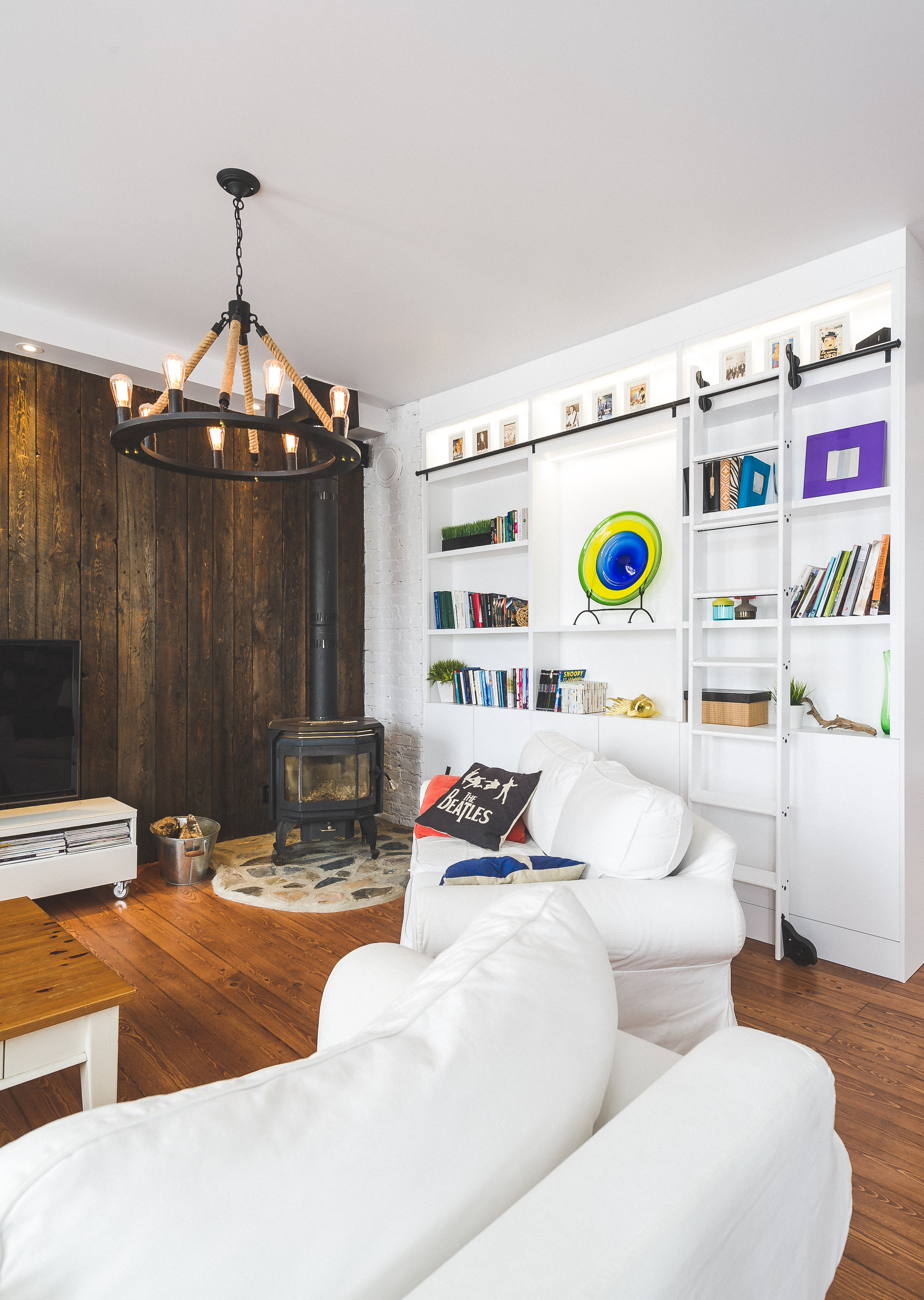 https://www.cuisiconcept.ca/wp-content/uploads/2018/01/mobilier-sur-mesure-en-merisier-laqué-blanc-pur-échelle-sur-mesure-bibliotheque-Cuisiconcept.jpg