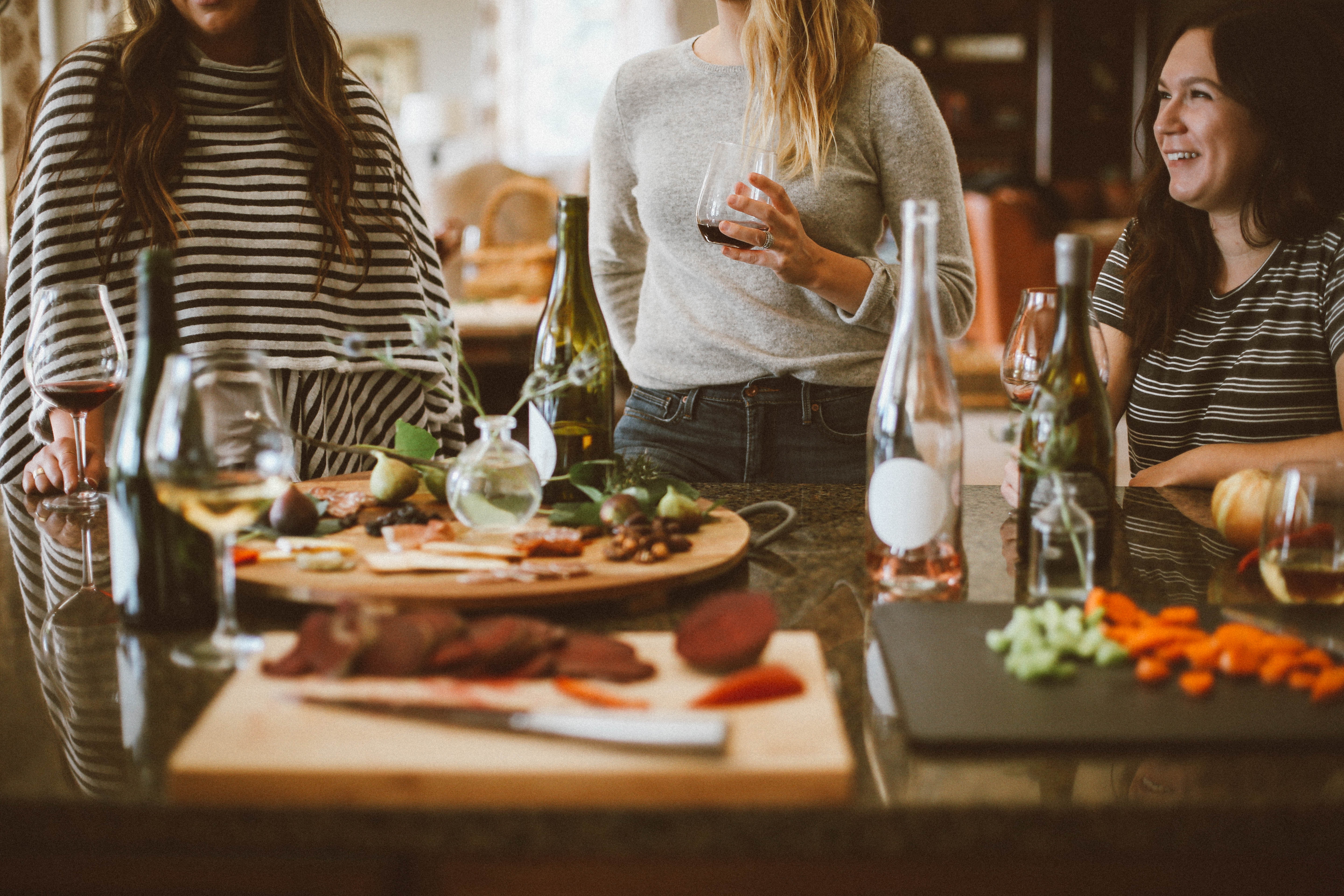 Personnes rassemblés dans une cuisine